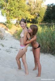 Marta und Nadine nackt am Strand - FKK Bilder und Fotos