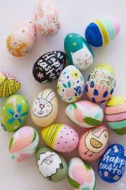 When the paint is dry, add details on the eggs with a white paint pen. 2018 Easter Egg Decorating Ideas From Designers And Illustrators Think Make Share Easter Egg Crafts Easter Egg Decorating Creative Easter Eggs
