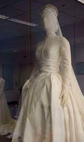 Princess grace´s ball gown, inspired in the 50s haute couture gowns. 25 000 Replica Of Grace Kelly S Wedding Dress At Philadelphia University