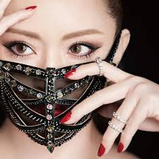 1978年生まれ、福岡県出身。モデルや女優としての活動を経て、1998年にシングル「poker face」で歌手デビュー。1999年にリリースした1stアルバム「a song for ××」が . Mrvfvelfz Cjm