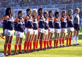 Nederland won het ek van 1988 en bereikte in 1974, 1978 en 2010 de. Kippenvelmoment Oranje Tijdens De Ek S De Winst Op West Duitsland In De Halve Finale Van 88 Max Vandaag