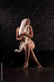 nackte Frau wickelt sich in Schal ein Stock Photo | Adobe Stock