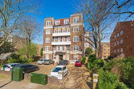 3 bed flat for wellwood court