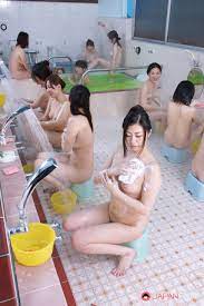 Mujeres japonesas desnudas mojando sus pequeñas tetas en un baño público 