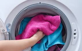 Hepimiz biliyoruz ki renk ve giysilerin kendine özgü yumuşatıcıyı çamaşır makinesinde ve elle nasıl kullanacağınızı. Iste Kiyafetlerinizi Mahveden 9 Yikama Hatasi