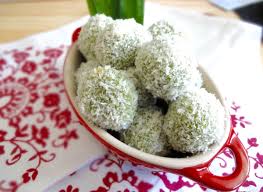 onde onde klepon makan with cherry