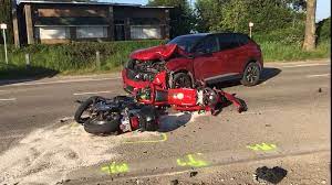 Grave accident ce dimanche: un motard décède lors d'une collision  impliquant deux motos et une voiture à Tongres