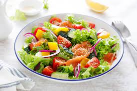 Рецепт овощного салата с красной рыбой: вкусно и полезно!