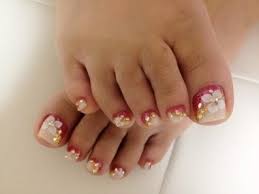 Las uñas de los pies también son motivo para las decoradoras de uñas que crean miles de diseños diferentes y hermosos que hacen que los pies también se vean muy bien. Lindos Arreglos De Unas Para Pies Con Esmalte Brillante Como Pintar Unas
