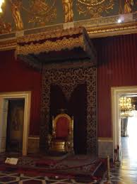 Le visite presso il bellissimo palazzo reale si possono effettuare in giorni e orari stabiliti. Palazzo Reale Di Napoli L Appartamento Reale