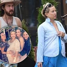 Not only is kate hudson an actress, business mogul disrupting the liquor industry with her king st. Inside Kate Hudson S Floral Baby Shower As Her Due Date Approaches