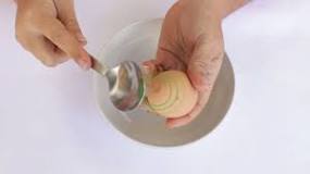 Comment casser la coquille d’un œuf à la coque ?