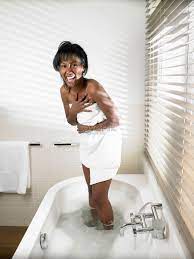 Женщина, стоящая в ванной изображение_Фото номер 501440143_JPG Формат  изображения_ru.lovepik.com