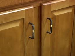 choosing kitchen cabinet knobs, pulls