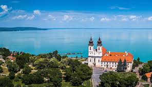 Román turisták: a Balaton egy gyöngyszem, a román tengerpart szemetes,  zajos posvány – Főtér