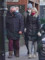 Robert pattinson and suki waterhouse are growing closer while quarantining together in london. Robert Pattinson Takes Girlfriend Suki Waterhouse For A Stroll With His Parents Duk News