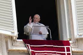 Pope francis waves to the crowd from the window of his studio overlooking st.peter's square, at the vatican. Uw7ylrb7jk8ydm