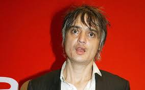 Doherty was being demonised in the uk tabloids at the time and this was seen as evidence that he was corrupting the nation's sweetheart, kate (even though she was six years older than him). Pete Doherty Bleibt Auf Freiem Fuss