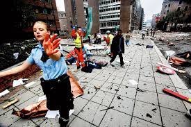 En terrorist, som var uenig med regjeringens politikk, sprengte en kraftig bombe på utsiden av bygget. 22 Juli 2011 Her Er Bildene Til Aftenpostens Fotografer