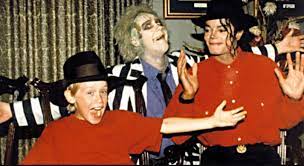 The former child star was friends with michael. Wurde Kevin Allein Zu Haus Macaulay Culkin Von Michael Jackson Missbraucht Jetzt Packt Der Kinderstar Aus Promiwood
