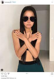 The renowned bridal designer took to instagram to share snaps of herself in a slinky, neon yellow dress preparing to celebrate with friends and family. Vera Wang Proves Her Age By Showing A Toned Physique In A Crop Top Before The 71st Birthday Fr24 News English