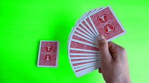 tour de magie avec des cartes très