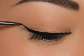Like the rounded eye, hooded eyes benefit from thin liquid eyeliner on the top lid, where the lashes grow, but the difference is, they can using cheap liquid or crayon liners. 15 Magical Eyeliner Makeup Tips For Women With Hooded Eyes