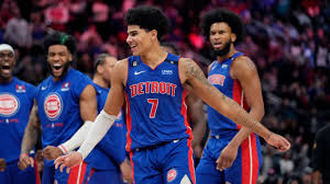 Hayes leads Pistons to overtime victory over Mavericks