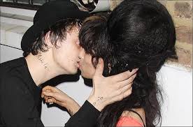 Le chanteur pete doherty a entretenu une liaison « explosive » avec amy winehouse. Pete Doherty Kisses Amy Winehouse Full Hot