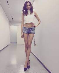 日本「10 頭身」女模香川沙耶爆紅又細又長的美腿簡直是極品！ JUKSY 街星