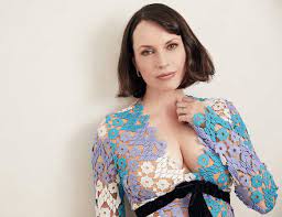 Julie Ann Emery - Free pics, galleries & more at Babepedia