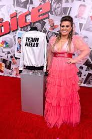 kelly clarkson clothes and outfits