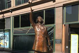 It's a private residence so you can't go in, but it's only ten minutes away from the statue of mary tyler moore downtown. Mary Tyler Moore Statue In Downtown Minneapolis Will Make You Smile U S Travel 30seconds Travel