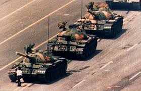 O que houve com o chinês que desafiou o tanque em Pequim? | Super