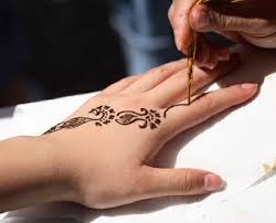 While you can find thousands of henna designs online yet the trick is to make them last longer on your body. Inai Tangan Simple Gambar Henna Tangan Simple Corak Inai Henna Corak Henna Simple Inai Tangan Inai Tangan Hanis Zalikh Desain Tato Henna Desain Tato Tato Henna