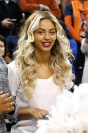 Beyonce's hair from destiny's child to the mrs. Beyonce Sported Long Centre Parted Blonde Curls To Watch An Nba Basketball Game With Husband Jay Z Longhaircurls Beyonce Blonde Hair Styles Beyonce Hair
