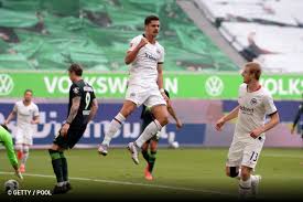 Wolfsburg war zuletzt ein gern gesehener gast auf schalke. Frankfurt Vence Wolfsburg Fora De Casa Bremen Aumenta Sequencia Ruim Do Schalke Ogol Com Br