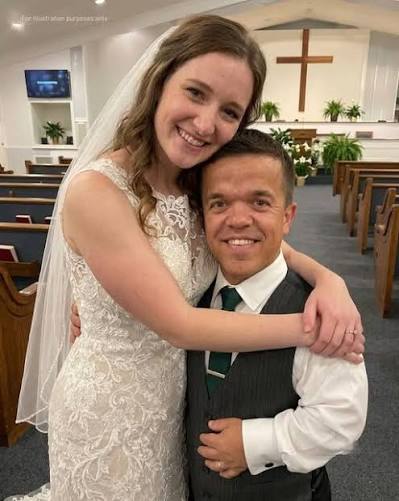 My in-laws laughed at my brother because of his height while he walked me down the aisle—but before the reception ended, something happened that left all 200 guests speechless and in tears.
