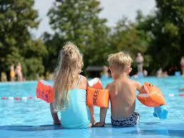 When shopping for a swimming pool, consider whether you want one that you can set up and take down easily or one that's more durable and permanent. Outdoor And Summer Pools Open In Berlin On Friday Berlin De
