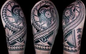 Si crees que llevar el brazo completamente tatuado es demasiado para ti, entonces opta por una pequeña parte de éste, utiliza el hombro y seguirás viéndote realmente bien. Tatuaje Hombro Tribal Maori Por Blancolo Tattoo