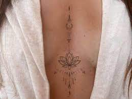 Tatouage entre les seins : le lotus
