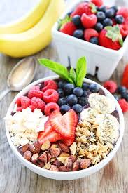 smoothie bowl with berries bananas
