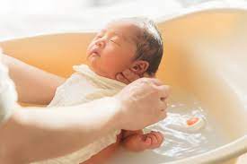 赤ちゃんの沐浴は毎日するの？お風呂に入れる頻度や手順、ポイント | ベビーケア | 妊娠・育児のお役立ちコラム | アラウ.ベビー