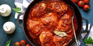 Курица, тушенная в томатном соусе на сковороде: рецепт - Лайфхакер