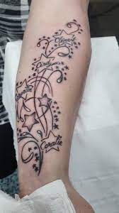 Ensemble girly avec étoiles fleurs et prénoms sur avant bras 🍹 #tattoo # tatouage #girly #Fleur #etoile #prenom #eu #grafeu #nickwenglifestyle | By  Grafeu | Facebook
