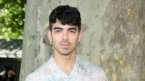 joe jonas debuted hot pink hair in