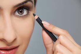 You'll also find an eyeliner tutorial for contact lens wearers who find that their eyeliner is always leaving residue on contact lenses. How To Apply Eyeliner Step By Step Tips For Liquid And Pencil Eyeliner Southern Living