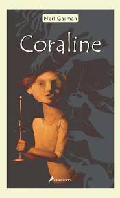 Allí la gente es más simpática y más cariñosa y la niña se siente muy a gusto. Coraline