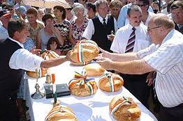 A nemzeti színű szalaggal átkötött, frissen sütött kenyeret először ünnepélyesen . Augusztus 20 I Nemzeti Unnep Wikipedia