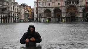 Die stadt geht davon aus, dass die hochwasserlage noch einige tage . Venedig Kampft Mit Rekord Hochwasser Aktuell Europa Dw 13 11 2019